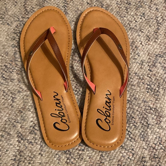 2 pairs of flip flops size 7     2 for $20 - Picture 2 of 5